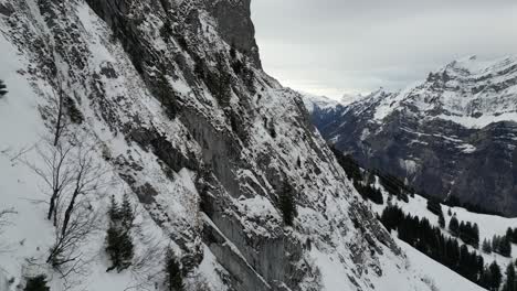 Fronalpstock-Schweiz-Glarus-Schweizer-Alpen-Flug-Entlang-Berghang-Zeigt-Tal-Unten