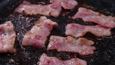 Las-Tiras-De-Tocino-Graso-Se-Encogen-Mientras-Se-Cocinan-Y-Chisporrotean-En-Una-Sartén-Caliente