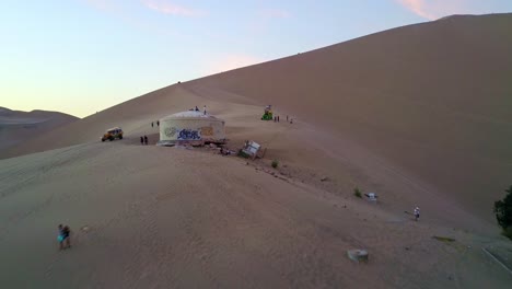 Menschen-Versammeln-Sich-Auf-Einer-Sanddüne-Mit-Blick-Auf-Die-Oase-Huacachina