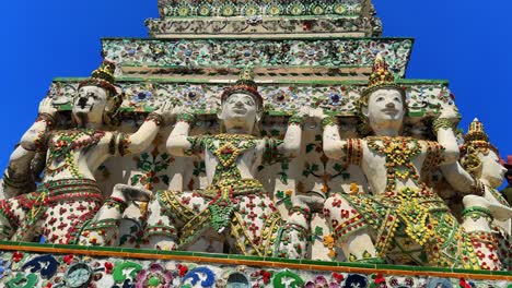 Wat-Arun,-Tempel-Der-Morgenröte,-Wunderschön-Geschnitzte,-Farbenfrohe-Statuen,-Buddhistische-Religion