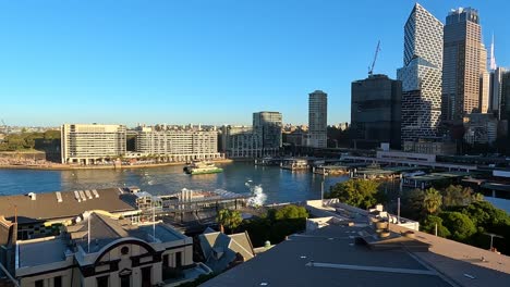 Fähren-Zum-Hafen-Von-Sydney-Kommen-An-Einem-Sonnigen-Tag-Am-Circular-Quay-An