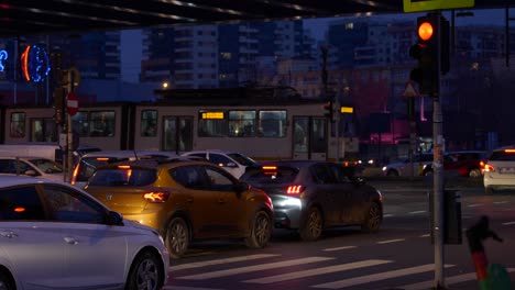 Los-Coches-Se-Detuvieron-En-El-Cruce-De-Peatones-Y-Los-Tranvías-Cruzaban-La-Intersección.