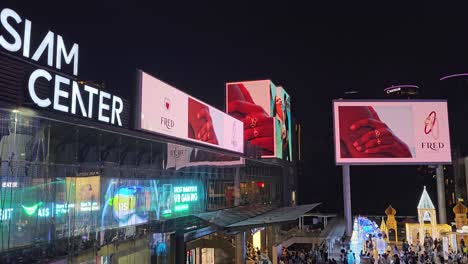 Siam-Center-and-Siam-Paragon-Advertisement-Digital-Screens-at-Night,-Bangkok,-Thailand