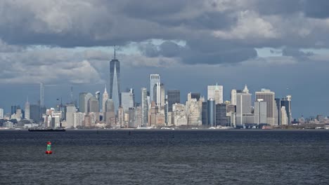 Vista-Panorámica-Sobre-El-Río-Hudson-Del-Icónico-Horizonte-De-Manhattan,-Ciudad-De-Nueva-York