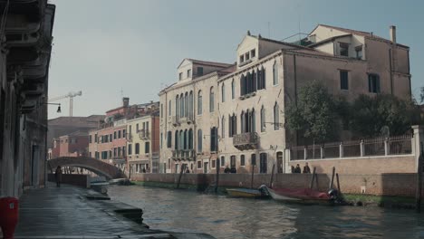 Canal-Sereno-En-Venecia-Con-Puente-Y-Pasarela.