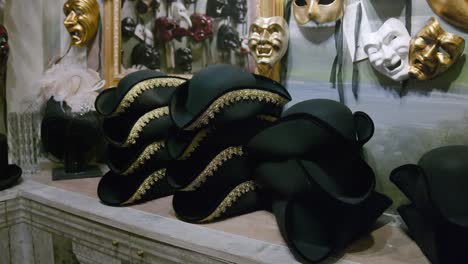 Elegantes-Sombreros-Tricornio-Con-Adornos-Dorados,-Ca&#39;-Macana-Venecia