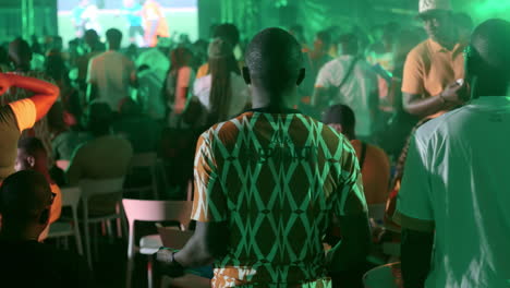 Aficionados-De-Costa-De-Marfil-Viendo-El-Partido-De-Cuartos-De-Final-En-Una-Zona-De-Fans,-Copa-Africana-De-Naciones-2023,-Abidjan