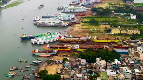 Luftaufnahme-Von-Kleinen-Booten-Und-Großen-Schiffen-Im-Hafen-Von-Dhaka-In-Bangladesch