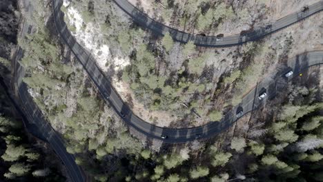 Carretera-En-Zigzag-Con-Automóviles-Circulando-Por-La-Autopista-89-A-En-Sedona,-Arizona,-Con-Video-De-Drones-Moviéndose-Hacia-Abajo