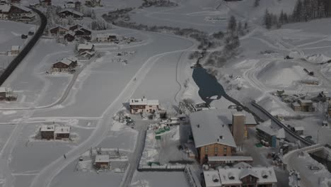 Atemberaubendes-Drohnenvideo-Der-Livigno-Alpen:-Schneegipfel,-Stadt-Und-Bergdorf,-Ideal-Für-Hochwertige-Winter--Und-Tourismuswerbung