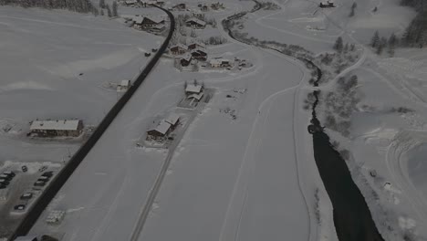 Impresionante-Vídeo-Con-Drones-De-Los-Alpes-De-Livigno:-Picos-Nevados,-Ciudad-Y-Pueblo-De-Montaña,-Ideal-Para-Anuncios-Turísticos-Y-De-Invierno-De-Alta-Calidad.