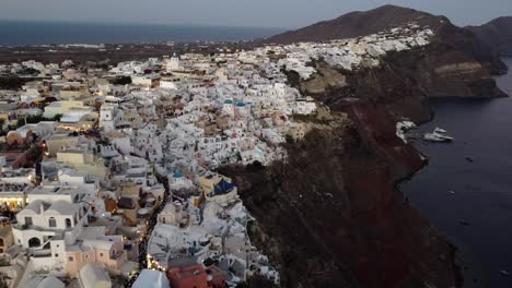 Vista-Aérea-Panorámica-Sobre-El-Pueblo-De-Oia,-Santorina,-Grecia.