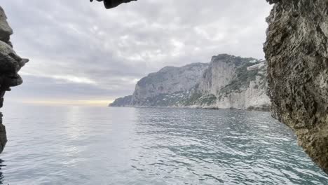 Großer-Felsbogen-Im-Mittelmeer-Vor-Der-Küste-Von-Capri,-Italien