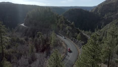 Autopista-89a-En-Sedona,-Arizona,-Con-Montañas-Y-Automóviles-Conduciendo-Con-Video-Estable-De-Drones