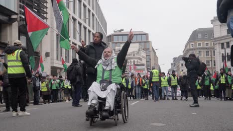 Mann-Im-Rollstuhl-Schreit-Leidenschaftlich-Bei-Pro-palästinensischen-Protesten