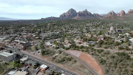Innenstadt-Von-Sedona,-Arizona-Mit-Drohnenvideo-Totalaufnahme-Beim-Einzug