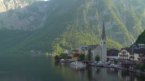 Ferry-Waits-for-Passengers-to-Board-in-Hallstatt-Village-Pier