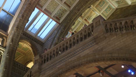 Vista-De-ángulo-Bajo-De-La-Escalera-Más-Alta-De-La-Sala-Hintz-En-El-Museo-Nacional-De-Historia-De-Londres,-Inglaterra