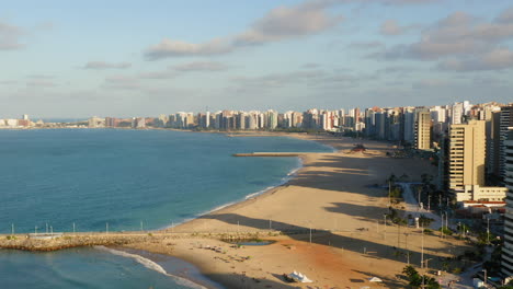 Luftaufnahme-Des-Meeres,-Des-Strandes-Und-Der-Fußgängerbrücke,-Fortaleza,-Ceara,-Brasilien