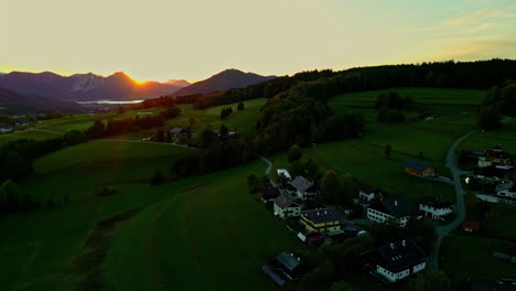 Abfallende-Berge-Mit-Architektonischen-Gebäuden-Bei-Sonnenuntergang