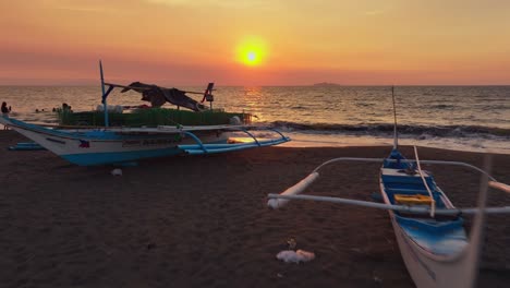 Familie-Und-Touristen-Genießen-Am-Sandstrand-Den-Wunderschönen-Goldenen-Sonnenuntergang-Auf-Den-Philippinen