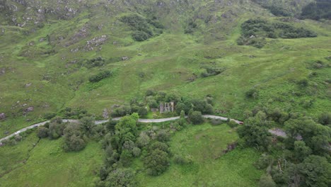 La-Vista-De-Las-Damas-En-Irlanda,-Una-Exuberante-Vegetación-Rodea-Un-Edificio-Histórico,-Vista-Aérea.