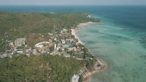 Imágenes-De-Drones-En-Cámara-Lenta-De-Una-Ciudad-Costera-En-Las-Islas-Phi-Phi-De-Tailandia