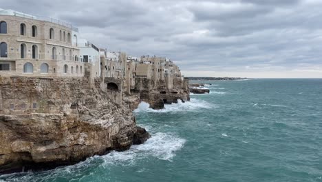 Olas-En-La-Costa-De-Polignano-A-Mare,-Italia.