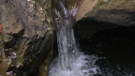 Wasserfall-In-Cajones-De-Chame,-Panama,-Mit-Dunklen-Felsen-Und-Lebendiger-Naturlandschaft