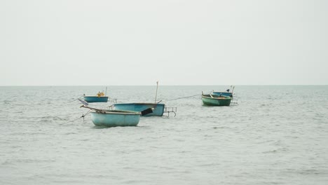 Schöne-Korbboote,-Die-Auf-Dem-Meer-Schwimmen