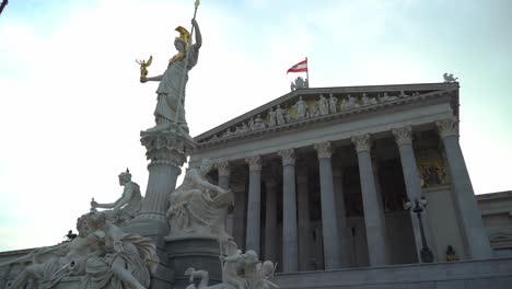 Die-österreichische-Flagge-Weht-Im-Wind-In-Der-Nähe-Des-österreichischen-Parlaments