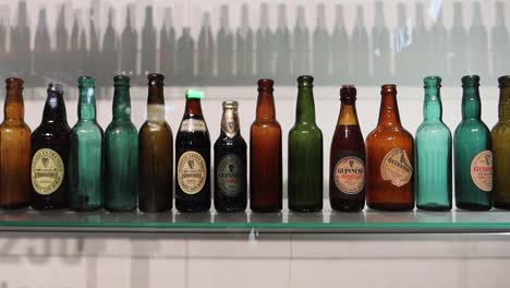 Botellas-De-Cerveza-Guinness-Antiguas-En-Exhibición-En-El-Almacén-De-Guinness.