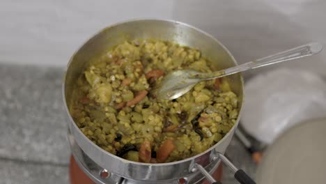 Cocinar-Verduras-En-Una-Estufa-De-Gas-De-Un-Solo-Quemador-De-Cobre-En-Casa-Durante-El-Día-Vista-Cercana