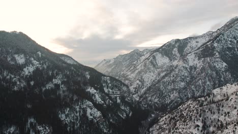 Vista-Por-Drones-De-Las-Montañas-Cubiertas-De-Nieve-Del-Cañón-American-Fork-En-Invierno