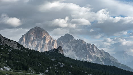 Nubes-Grises-Y-Cambiantes-Que-Fluyen-Sobre-Enormes-Montañas-Dolomitas,-Lapso-De-Tiempo