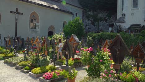 Holzgrabsteine-Auf-Dem-Hallstätter-Kirchenfriedhof-Mit-Herumlaufenden-Touristen