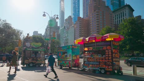 Vendedores-Ambulantes-De-Comida-Fuera-De-Central-Park-Con-El-Imponente-Horizonte-De-La-Metrópolis-De-Manhattan