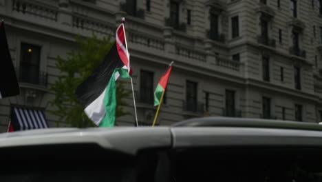 Palästinensische-Flaggen-Wehen-In-Einer-Menge-Pro-palästinensischer-Demonstranten-Während-Eines-Großen-Marsches-Auf-Washington