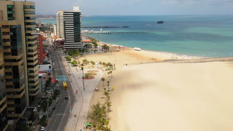 Vista-Aérea-De-Los-Edificios-Frente-Al-Mar,-La-Avenida-Y-La-Playa-Vacía-En-Un-Día-Nublado,-Fortaleza,-Ceara,-Brasil