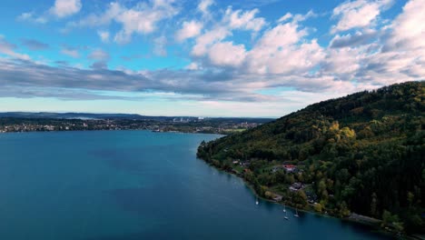 Der-Ruhige-Bergsee-Spiegelt-Das-Leuchtende-Herbstlaub-Wider