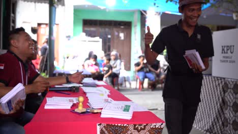 Der-Prozess-Einer-Wahlorganisationsgruppe,-Die-Wahlunterlagen-Für-Wähler-Bei-Indonesischen-Wahlen-Vorbereitet-Oder-Bereitstellt