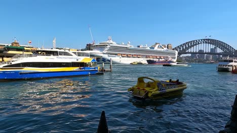 Hafen-Von-Sydney-Mit-Fähren-Und-Kreuzfahrtschiff,-Sydney-Harbour-Bridge-Im-Hintergrund,-Sonniger-Tag