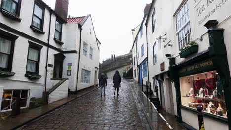 Menschen-Spazieren-Durch-Die-Ruhigen-Straßen-Von-Whitby,-Einem-Verschlafenen-Fischerdorf-An-Der-Küste-Von-Yorkshire-In-England