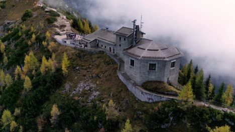 Un-Majestuoso-Castillo,-Envuelto-En-Niebla,-Emerge-De-Un-Reino-En-La-Cima-De-Una-Montaña