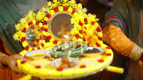 Candlelit-traditional-Mehndi-plate-with-flowers-and-gifts-in-a-Pakistani-wedding