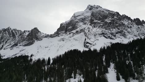 Fronalpstock-Schweiz-Glarus-Schweizer-Alpen-Steigenden-Blick-Auf-Schneebedeckte-Gipfel