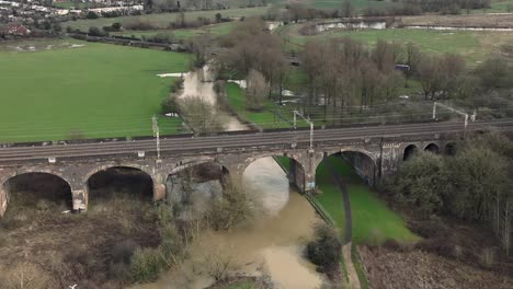 Luftaufnahme-Des-Haversham--Und-Little-Linford-Viadukts-An-Einem-Bewölkten-Tag,-Die-Lokale-Überschwemmungen-Durch-Den-Fluss-Great-Ouse,-Milton-Keynes,-England-Zeigt