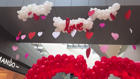 Upper-part-of-heart-shaped-balloon-arch-in-a-mall