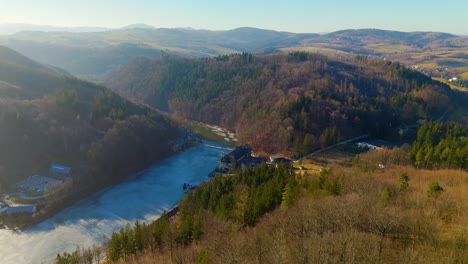 Vista-Aérea-Del-Lago-Bystrzyckie,-Lago-De-Montaña-En-Polonia