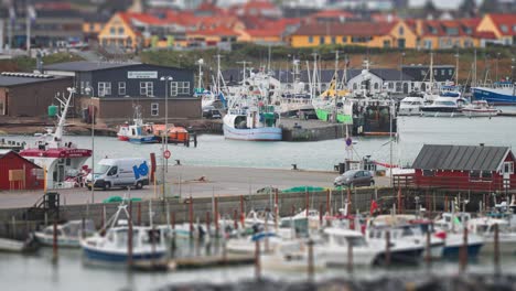 Große-Und-Kleine-Boote-Vertäut-Im-Yachthafen-Von-Hirtshals